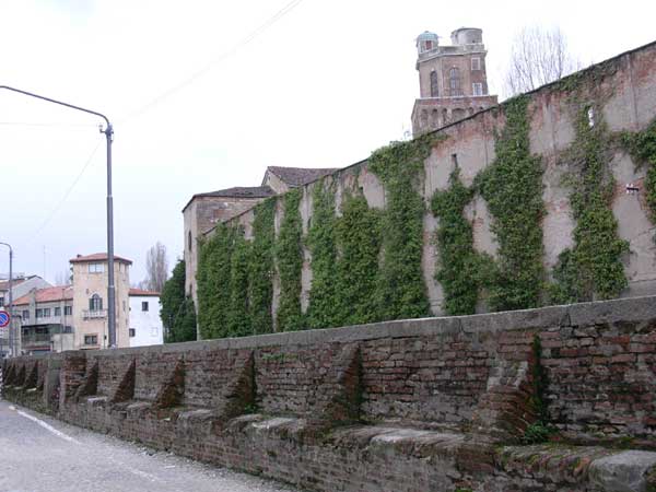 Le mura sud del Castello